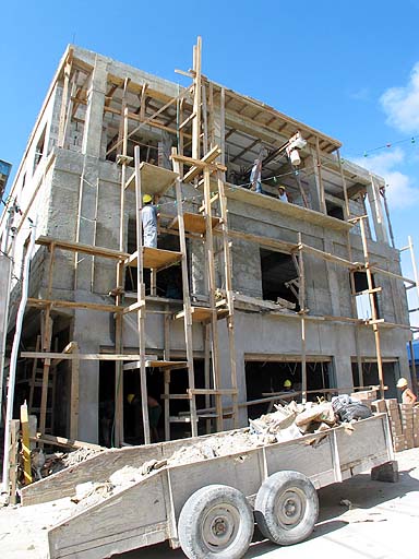 A typical construction scene on San Pedro.jpg