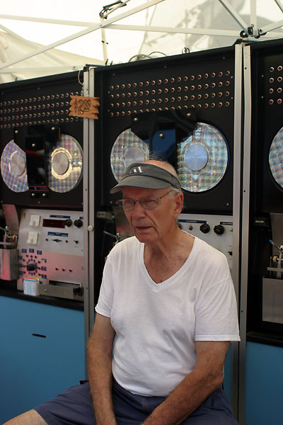 The analog "computers" behind this oldster would analyze your handwriting... for only 2 bucks!