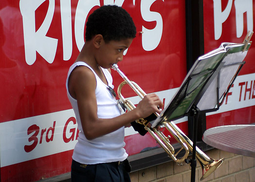 A (very) young street performer